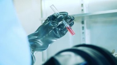 Elektrik süpürgesinde cam tüp gözleniyor. Covid-19, koronavirüs laboratuvarı, virüs, salgın konsepti..