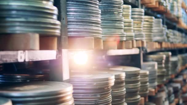 Metalen koffers met filmbanden op de planken. Retro film, vintage technologie concept. — Stockvideo