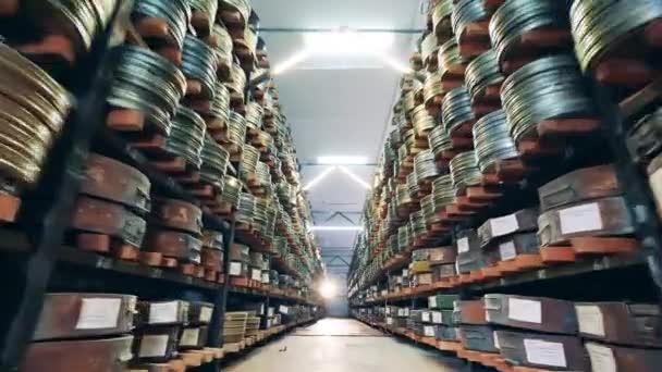 Rader av hyllor med förpackade filmband på dem. Vintage film, gammalt biografkoncept. — Stockvideo