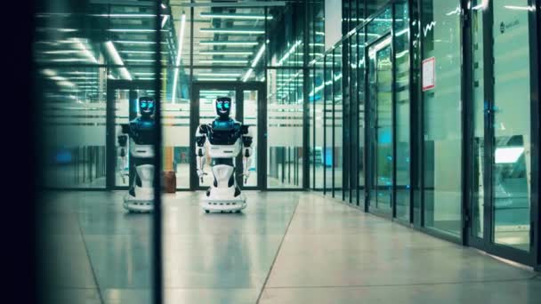 Wesoły cybernetyczny droid porusza się po korytarzu. — Wideo stockowe