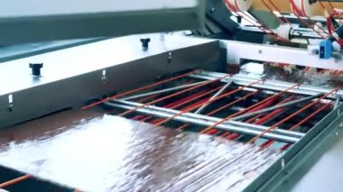 Taşıma mekanizması çikolatayla kaplı waffle taşıyor.