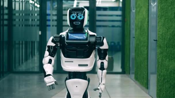 Cybernetisk droid pratar och ler i korridoren — Stockvideo