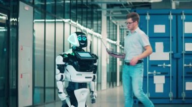 Bilgisayarlı bir adam sibernetik bir droidle iletişim kuruyor.