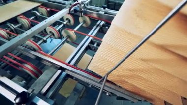 Waffle tabakları fabrika makineleri tarafından kaldırılıyor.