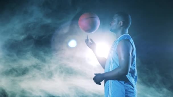 Un joueur africain de basket tourne une balle sur son doigt — Video