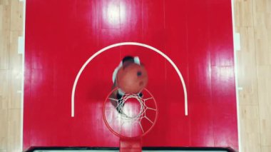 Afrikalı bir etnik oyuncu tarafından atılan basketbol topunun en üst görüntüsü