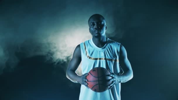 Jogador masculino com um basquete está olhando para a câmera — Vídeo de Stock