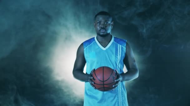 Tmavý pokoj plný kouře a africký basketbalista — Stock video