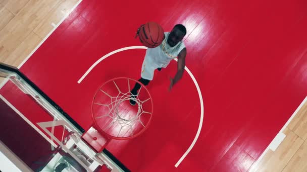 バスケットにボールを投げアフリカ民族バスケットボール選手のトップビュー — ストック動画