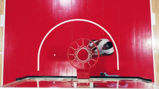 Turnkorb mit zwei Männern afrikanischer Abstammung, die einen Ball hineinwerfen — Stockvideo