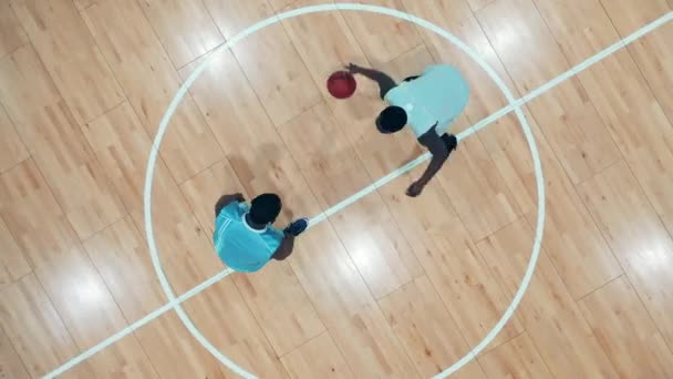 Dos jugadores de etnia africana están teniendo una práctica de baloncesto en una vista superior — Vídeo de stock