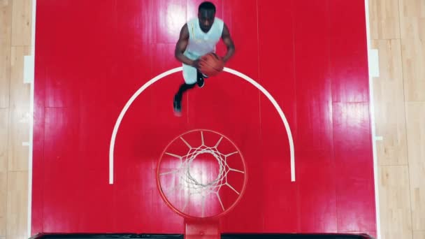 Africano etnia jogador de basquete está jogando uma bola na cesta — Vídeo de Stock