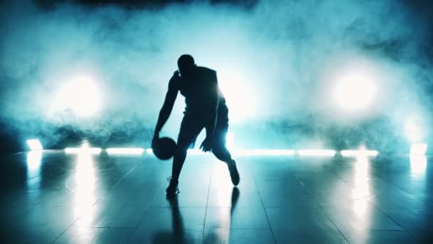 Mężczyzna gracz to dribbling a koszykówka w ciemno — Wideo stockowe