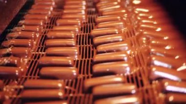 Şekerler taşınırken çikolataya bulanıyor.