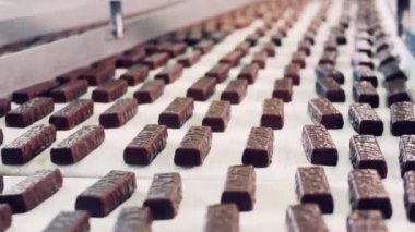 Çikolata şekerlemeleri şekerleme kemeri boyunca ilerliyor.