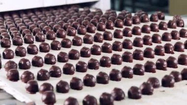 Şekerleme nakliyecisi çikolatalı şeker taşıyor.