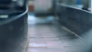 Şekerleme taşıyıcısı waffle çubuklarını yeniden yerleştiriyor