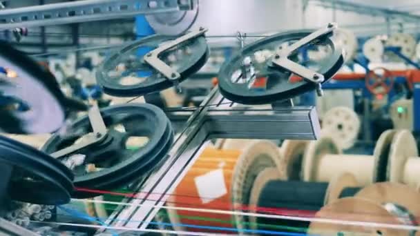 工場で電気ケーブル付きのいくつかの回転シャフト — ストック動画