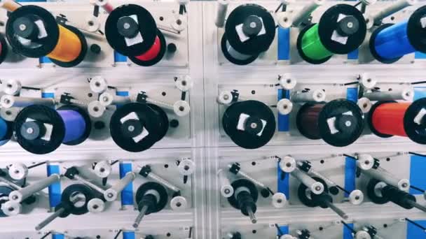 Παραγωγή οπτικών ινών. Πολλά πολύχρωμα καρούλια ηλεκτρικού καλωδίου σε ένα εργοστάσιο καλωδίων — Αρχείο Βίντεο