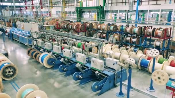 Linha de produção de cabos elétricos em uma moderna fábrica de cabos — Vídeo de Stock