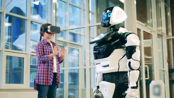 Cyborg kommuniziert mit einem Mädchen mit VR-Brille. Kommunikationskonzept Mensch und Roboter. — Stockvideo
