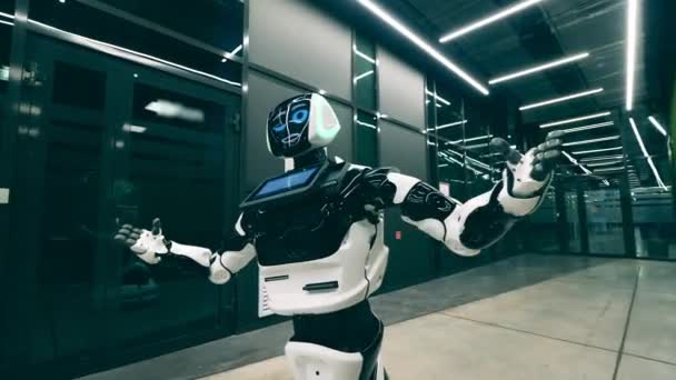 El alegre cyborg está moviendo sus brazos mientras está en la sala de negocios. Inteligencia artificial, innovación robótica, concepto cyborg. — Vídeos de Stock