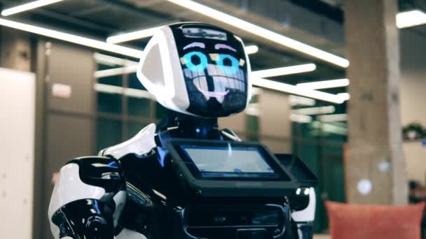 Robot moderno está tocando una mano de una persona en un traje de negocios — Vídeo de stock