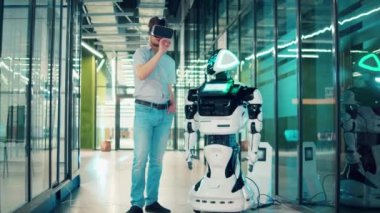 Bir adam ve robotla iletişim kuran bir iş yeri. Yapay zeka, robotik yenilik, cyborg konsepti.