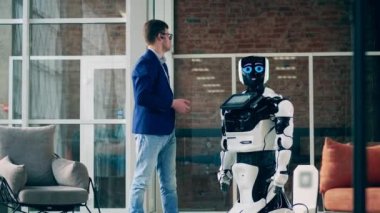 Cyborg bir iş adamıyla konuşurken gülümsüyor. İnsan ve robot iletişim konsepti.