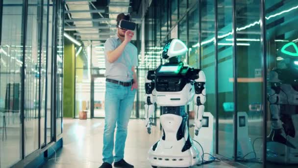 人とロボットが事実上通信するビジネスホール。人工知能、ロボット工学革新、サイボーグの概念. — ストック動画