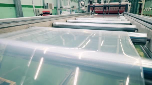Garis produksi lembar plastik pada fasilitas pabrik modern — Stok Video