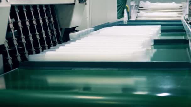 Εργάτης εργοστάσιο περιτύλιγμα πολλά πλαστικά ποτήρια — Αρχείο Βίντεο