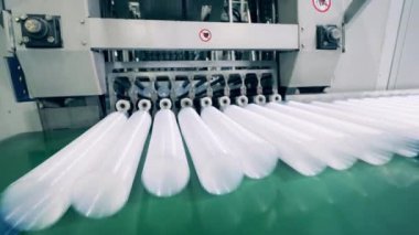Modern bir fabrikada plastik bardak üretim hattı