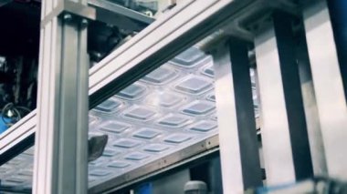 Bir fabrikada plastik kapak üretim süreci