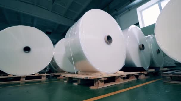 Rullar av PVC-plåt som förvaras på fabriken — Stockvideo