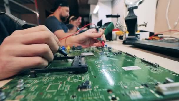 Circuits of a laptop are getting soldered by a repairman — Stock Video