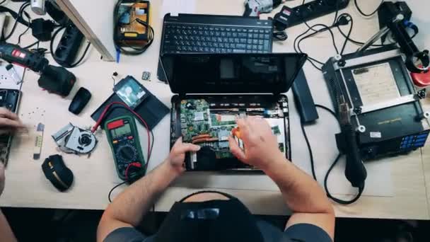 Vista superior de um reparador desmontando um laptop — Vídeo de Stock