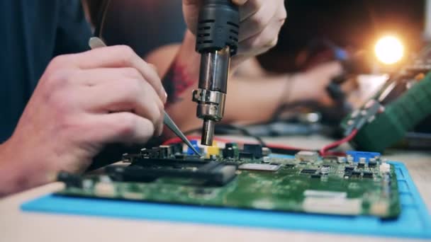 Circuit wordt verwarmd voor het solderen — Stockvideo
