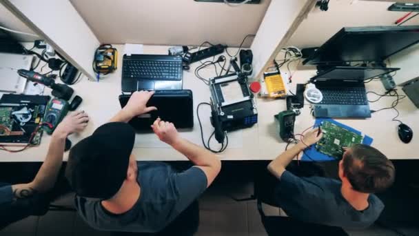 Vista superior de los especialistas masculinos gadget de reparación — Vídeo de stock