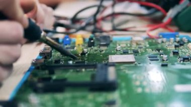 Devre yakın planda lehimleniyor.