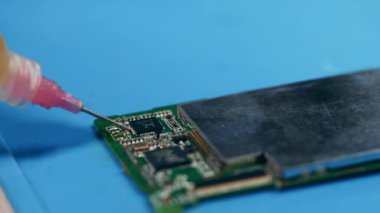 Mikro devreye yapıştırılan yapıştırıcıyı kapat