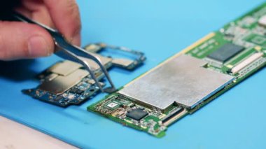 Devrenin parçaları bir uzman tarafından bir araya getiriliyor.