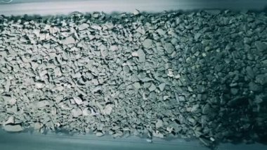 Taşıyıcı banttaki gri mineralin üst görüntüsü