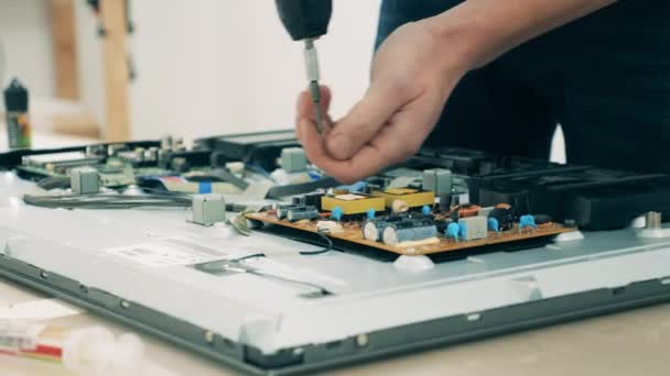Dispositivo eletrônico está sendo desmontado por um reparador — Vídeo de Stock