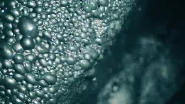 Sıvı bakır özü taşıyıcıdan akıyor.