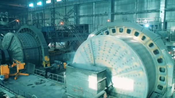 Räumlichkeiten einer Bergbaufabrik mit Industrieanlagen — Stockvideo