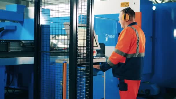 Especialista operando uma máquina industrial moderna em uma fábrica — Vídeo de Stock