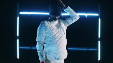 Erkek eskrimci eskrim antrenmanına hazır.