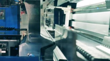 Metal parçaları tam olarak şekillendiren modern otomatik makine