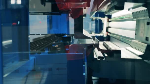 Nahaufnahme einer automatisierten Maschine, die Metallplatten in einer Fabrik biegt — Stockvideo
